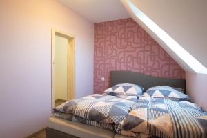 um quarto com uma cama com uma parede roxa em Ferienhaus Am Bürgerpark Wernigerode am Harz em Wernigerode
