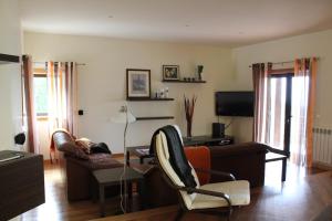 sala de estar con sofá y silla en Quinta Porto dos Lobos, en Sever do Vouga