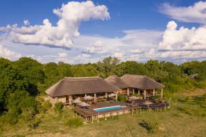 widok z powietrza na ośrodek z basenem w obiekcie Chikunto Safari Lodge w mieście Kakumbi