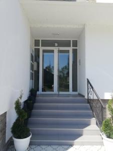 uma escada que leva a um edifício com portas de vidro em Viktor em Sremska Mitrovica