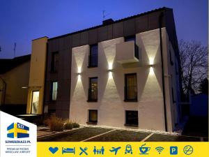 budynek ze światłami na boku w obiekcie SZWEDZKA22 PL Premium Rooms we Wrocławiu