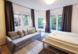 a living room with a couch and a bed at spacious studio - city centre - airconditioned - netflix - terrace in Heidelberg