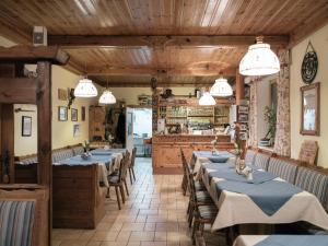 ein Restaurant mit Tischen und Stühlen und eine Küche in der Unterkunft Gasthof - Pension Ödsteinblick in Johnsbach
