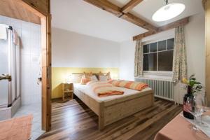 Schlafzimmer mit einem Bett und einem Fenster in der Unterkunft Gasthof - Pension Ödsteinblick in Johnsbach