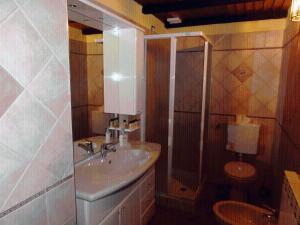 A bathroom at La Locanda Dei Cartunè Még 9 kép