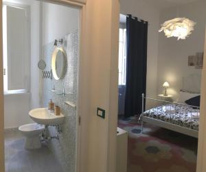 A bathroom at MiRhome Guest House