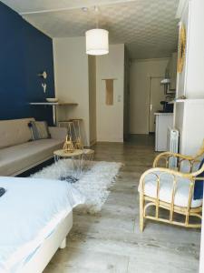 een woonkamer met een bank en een tafel bij 2 Emplacement Parfait ! 150m de la mer et de la rue Piétonne in Dieppe