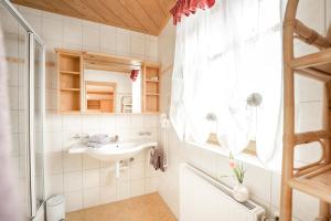 A bathroom at Pension Glitschnerhof