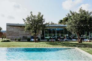 uma piscina em frente a uma casa com árvores em Rio do Prado em Arelho