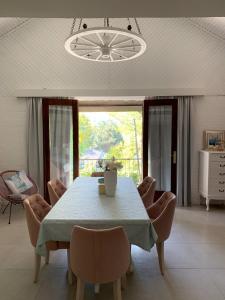 - une salle à manger avec une table et des chaises dans l'établissement Agape Glamping, à Velika Remeta