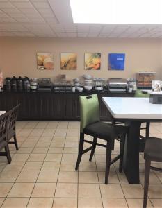 Un restaurante o sitio para comer en Comfort Inn & Suites