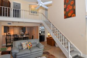uma sala de estar com uma escada e um sofá em The Mainsail Resort em Destin