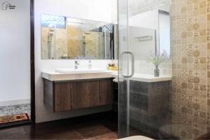 Ένα μπάνιο στο F.Home Modern & Art 3BR Near My Khe Beach +32 φωτογραφίες
