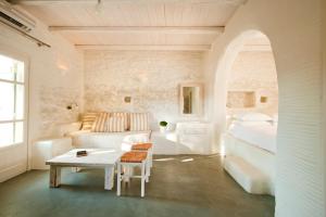 A bed or beds in a room at Yialos Ios Hotel