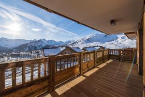 土绪尔ODYSSEE ARC02 Appartement sur les pistes avec vue panoramique的阳台享有雪覆盖的山脉美景。