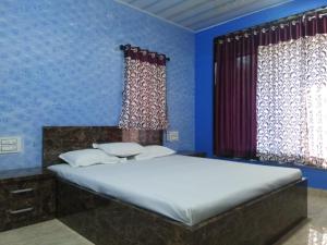 Una cama o camas en una habitación de Vamoose Rajdhani