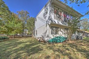 Aed väljaspool majutusasutust Tahlequah Duplex with Screened-in Porch and Fire Pit!