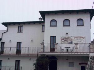 een groot wit gebouw met een balkon bij La Locanda Dei Cartunè in Montezemolo
