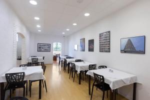 TV a/nebo společenská místnost v ubytování Hotel Rojas All Suite
