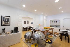 a living room with a kitchen and a dining room at Hotel Rojas All Suite in São Paulo