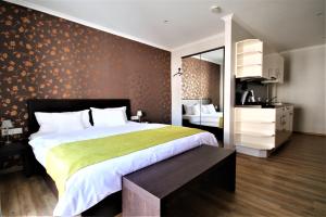 ein Schlafzimmer mit einem großen Bett und einer grünen Decke in der Unterkunft Feriendomizil am Lindenplatz in Bullay