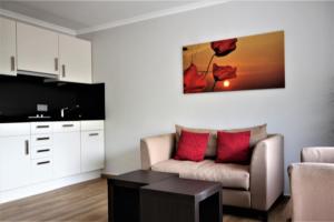 a living room with a couch and a table at Feriendomizil am Lindenplatz in Bullay