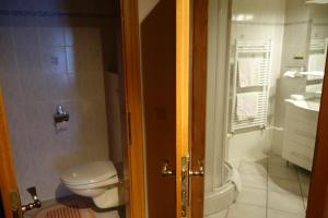 Kúpeľňa v ubytovaní Edelsteinhotel Guniwirt