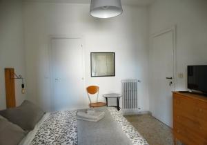 ローマにあるBy Graceの白いリビングルーム(ソファ、テレビ付)