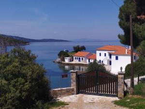a house on the shore of a lake at Athina-Milina in Milina