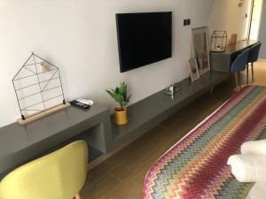 TV a/nebo společenská místnost v ubytování Metropolitan Complex Suite Faliro