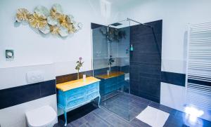 A bathroom at Sophies Place Yppenplatz - Imperial Lifestyle City Apartments Vienna Parking
