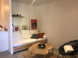 uma sala de estar com um sofá e uma mesa em La petite Noe em Vertou