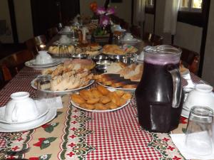 una mesa larga con platos de comida y bebida en Recanto dos Pioneiros, en Nova Petrópolis 84 fotos más