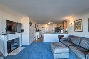 een woonkamer met een bank en een keuken bij Eagles View Condo in Ocean Shores with 3 Balconies in Ocean Shores