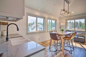 Fotografie z fotogalerie ubytování Adventure Retreat with Mtn Views, 1 Mi to Lake! v destinaci Mendenhaven