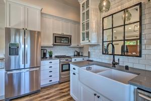 Fotografie z fotogalerie ubytování Adventure Retreat with Mtn Views, 1 Mi to Lake! v destinaci Mendenhaven