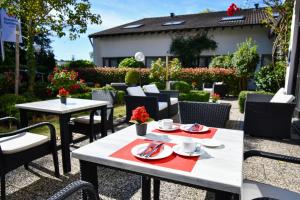 een tafel met borden en servetten op een patio bij Romantik Parkhotel am Hammerberg in Stolberg