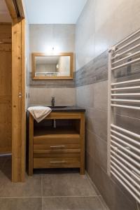 土绪尔ODYSSEE ARC02 Appartement sur les pistes avec vue panoramique的浴室里有洗手池和镜子