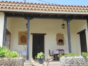 eine Veranda eines Hauses mit Topfpflanzen in der Unterkunft El Valle de Chira in San Bartolomé de Tirajana