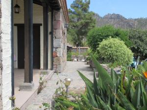 サン・バルトロメにあるEl Valle de Chiraの庭に隣接する石畳の通路のある建物