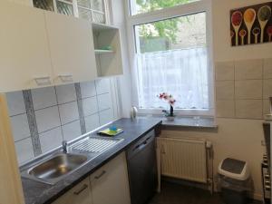 una piccola cucina con lavandino e finestra di Wohnung in Köln 2B a Colonia