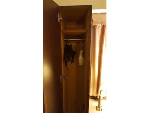 浜松市にあるHotel Ascent Hamamatsu / Vacation STAY 79775のバスルーム(シャワーカーテン付)へのドア