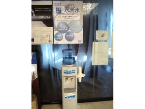 a bottle of water in front of a window at Hotel Ascent Hamamatsu / Vacation STAY 79771 in Hamamatsu +10 photos