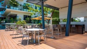 Restaurant o un lloc per menjar a AVALON - 1002 Amapas Bay Bliss with Private Pool