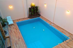 a swimming pool in the middle of a room at Hotel Pairumani in Cochabamba
