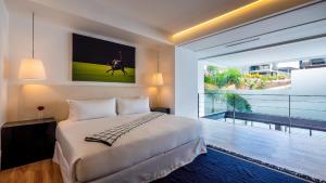 Postel nebo postele na pokoji v ubytování PIER 57 - 108 Luxurious Loft in Romantic Zone