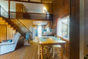 ロックアウェイ・ビーチにあるThat '70s Houseのダイニングルーム(テーブル、階段付)