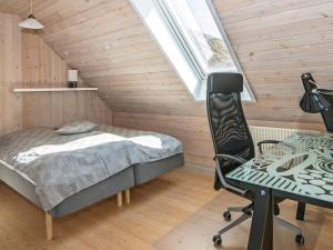 4 person holiday home in B rkop في Børkop: غرفة نوم مع سرير ومكتب في العلية