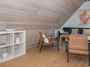 4 person holiday home in B rkop في Børkop: غرفة معيشة بسقف خشبي وطاولة وكراسي