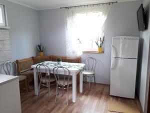 Kuchyňa alebo kuchynka v ubytovaní Kaszubska Dolina Pięciu Stawów
